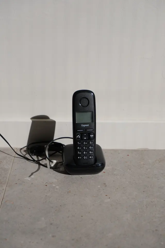 Vaste telefoon met lader